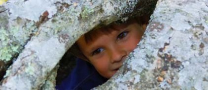 contact_vc32 Child peeking